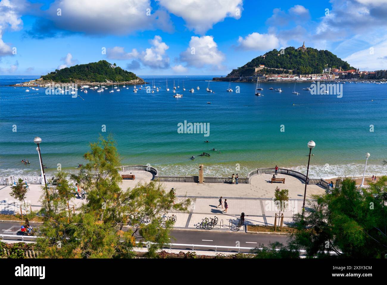 Bahia und Paseo de La Concha, Isla Santa Clara und Monte Urgull, Donostia, San Sebastian, kosmopolitische Stadt mit 187.000 Einwohnern, bekannt für ihre Gastfreundschaft Stockfoto