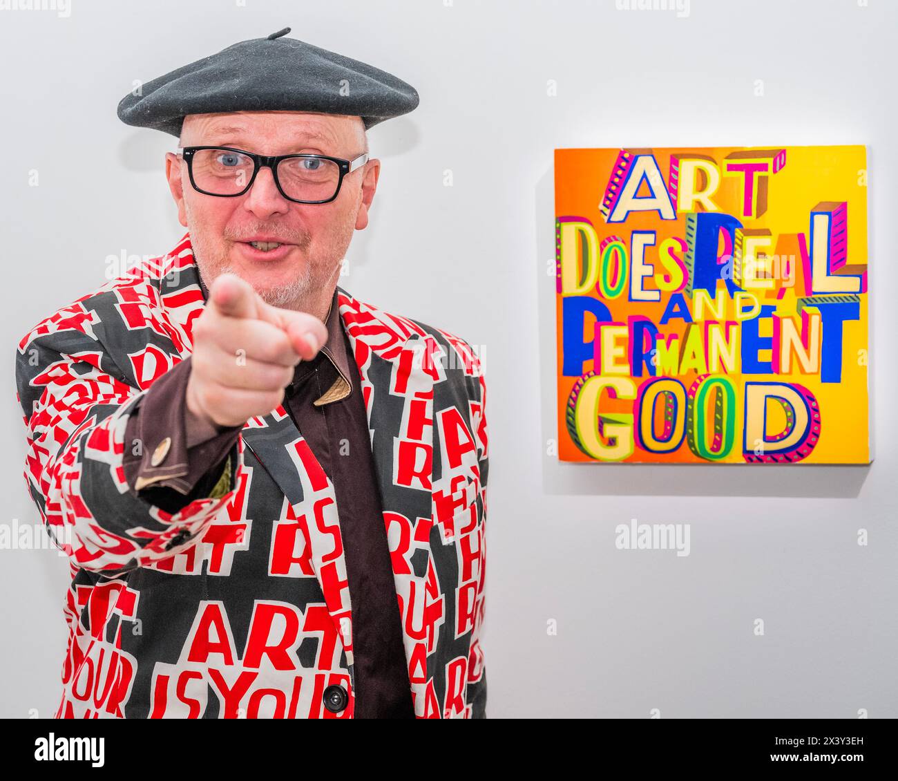 London, Großbritannien. April 2024. Bob und Roberta Smith (im Bild), mit Art Does Real and Permanent Good, 2022 – Eine Vorschau auf „Art for AT THE BUS“, die schulbasierte Kunst als Therapie in einem Doppeldeckerbus anbietet, um das Wohlbefinden junger Menschen zu unterstützen. Der Verkauf umfasst mehr als 30 Werke und wird vom 29. April bis 7. Mai 2024 in der New Bond Street Gallery von Sotheby ausgestellt. Die Werke werden vom 29. April bis zum 10. Mai 2024 um 17:00 Uhr über eine Online-Auktion, Powered by Artsy, verkauft. Der Erlös geht an den Bus. Guy Bell/Alamy Live News Stockfoto