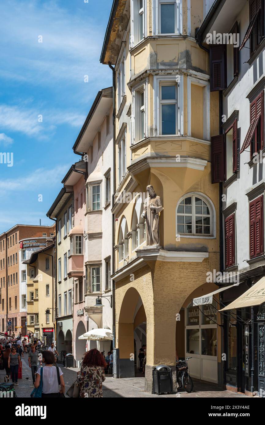 Geschäftige alltägliche Straßenszene in der Museumsstraße in der historischen Altstadt von Bozen, Südtirol, Italien, nur für redaktionelle Zwecke. Stockfoto