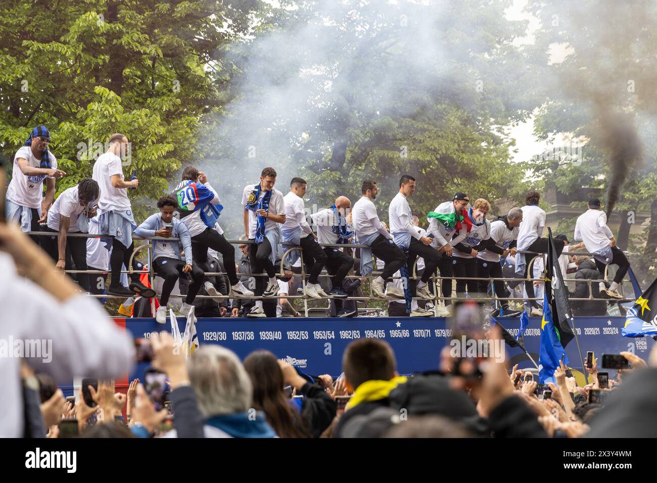 Mailand, Italien - 28. april 2024 - F.C. Internazionale City Bus Tour für Siegermeisterschaft - Spieler im Bus feiern den Sieg mit Unterstützern Credit: Kines Milano/Alamy Live News Stockfoto