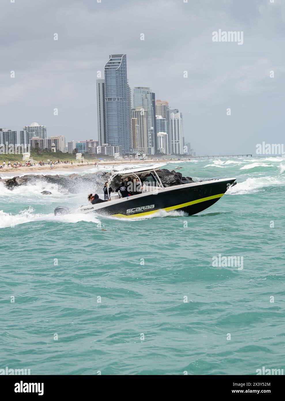 Hochgeschwindigkeitsboot in der Nähe von Bal Harbour in Miami. Noch ein schöner Tag in Miami, Florida Stockfoto