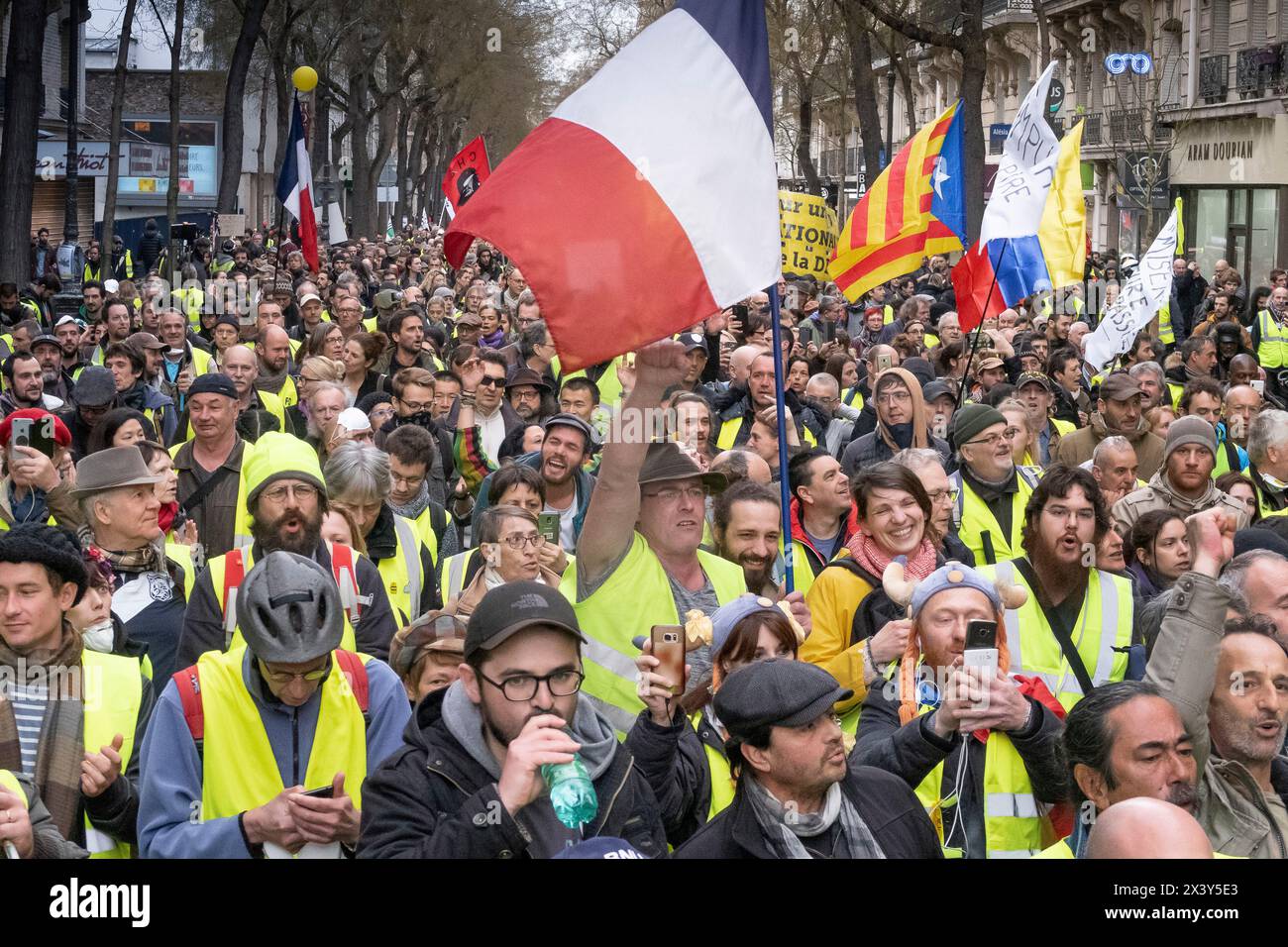 März 2019. Paris. Demonstration der Gelbwesten gegen die Politik der Macron-Regierung. Akt 16. Demonstranten rue d'Alesia Stockfoto