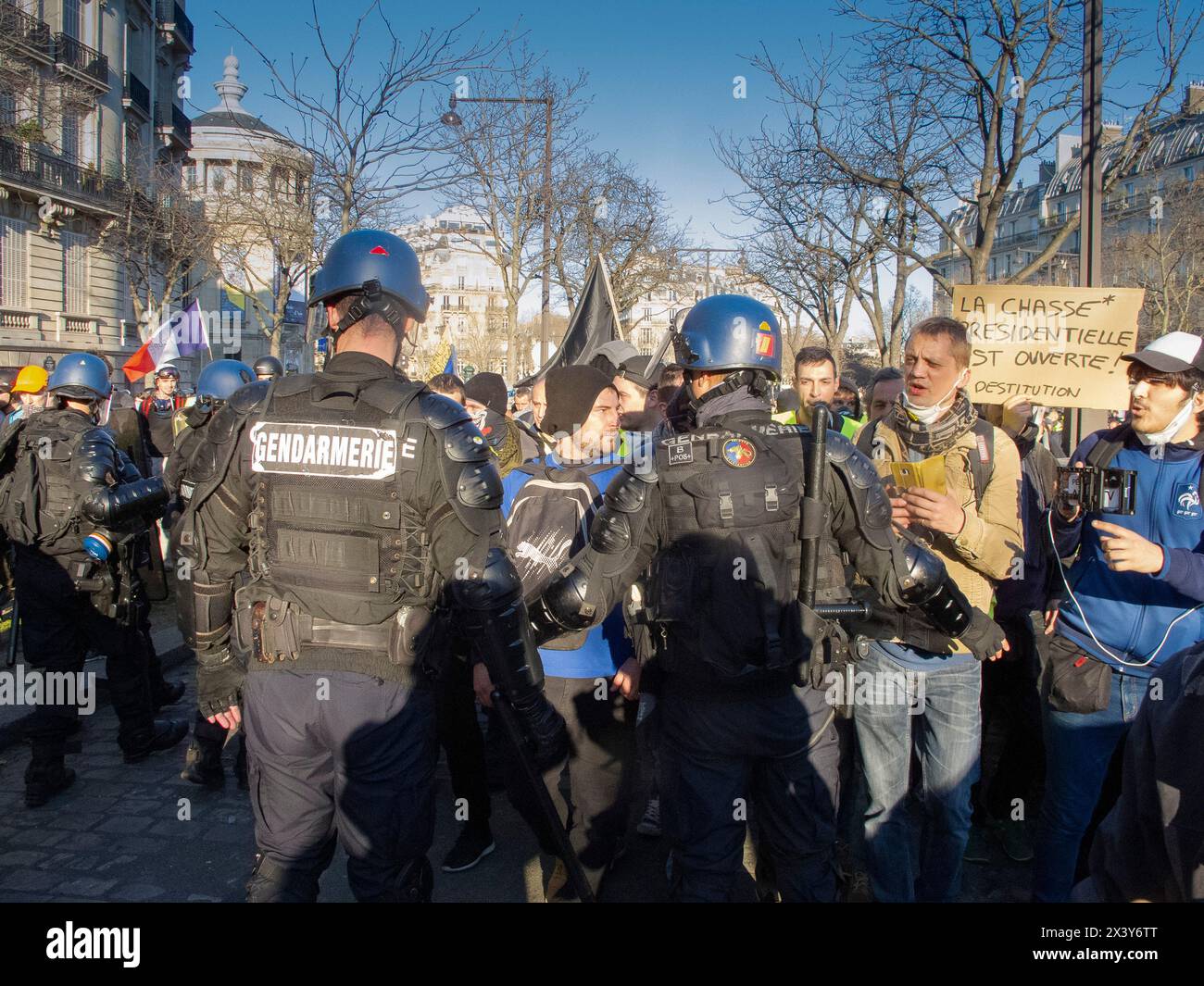 Paris. Februar 2019. Manifestation der Gelbwesten gegen die Politik der Macron-Regierung. Akt 15. Gendarmen und Demonstranten Präsident Stockfoto
