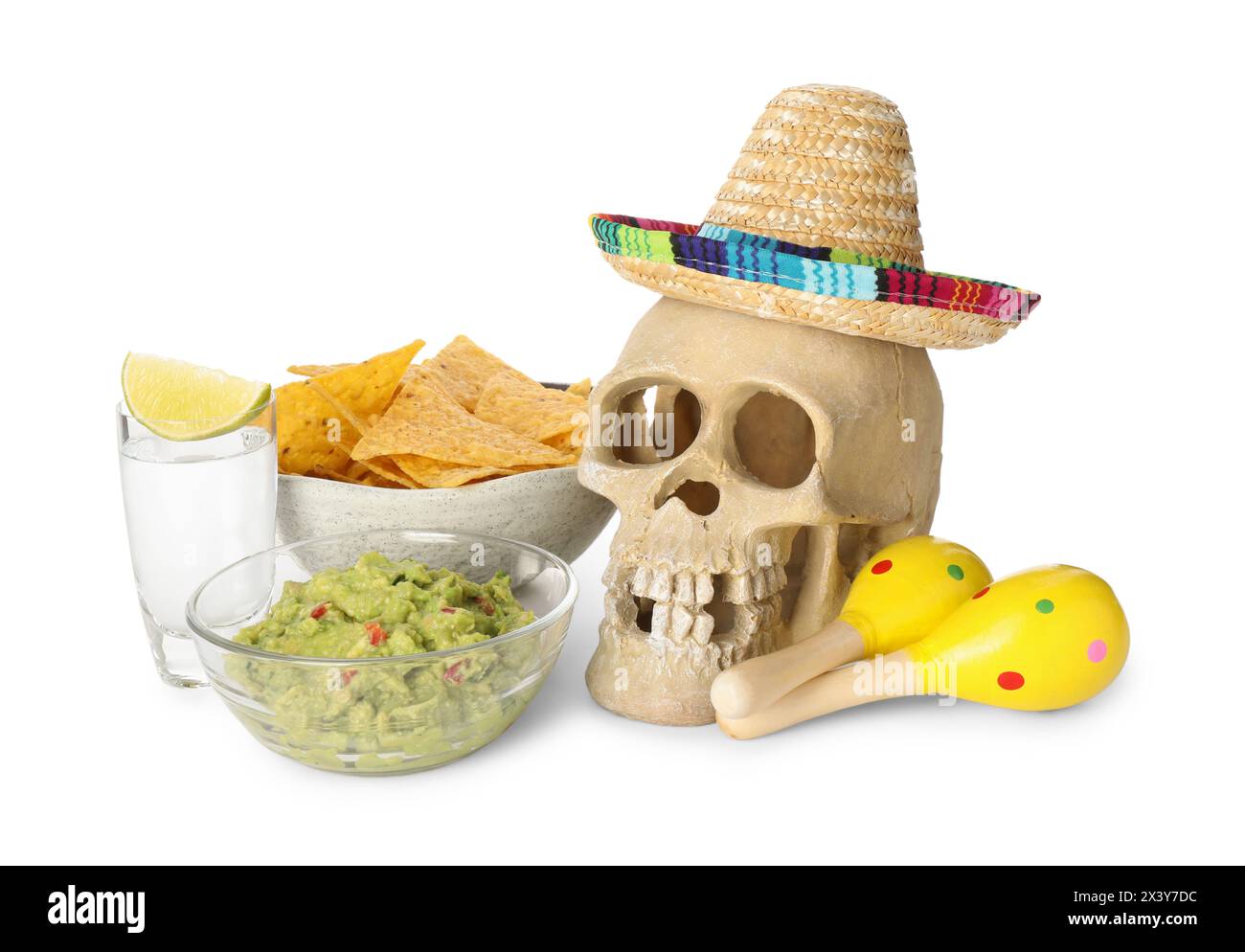 Mexikanischer Sombrero-Hut, menschlicher Schädel, Maracas, Tequila, Nachos-Chips und Guacamole in Schüsseln isoliert auf weiß Stockfoto