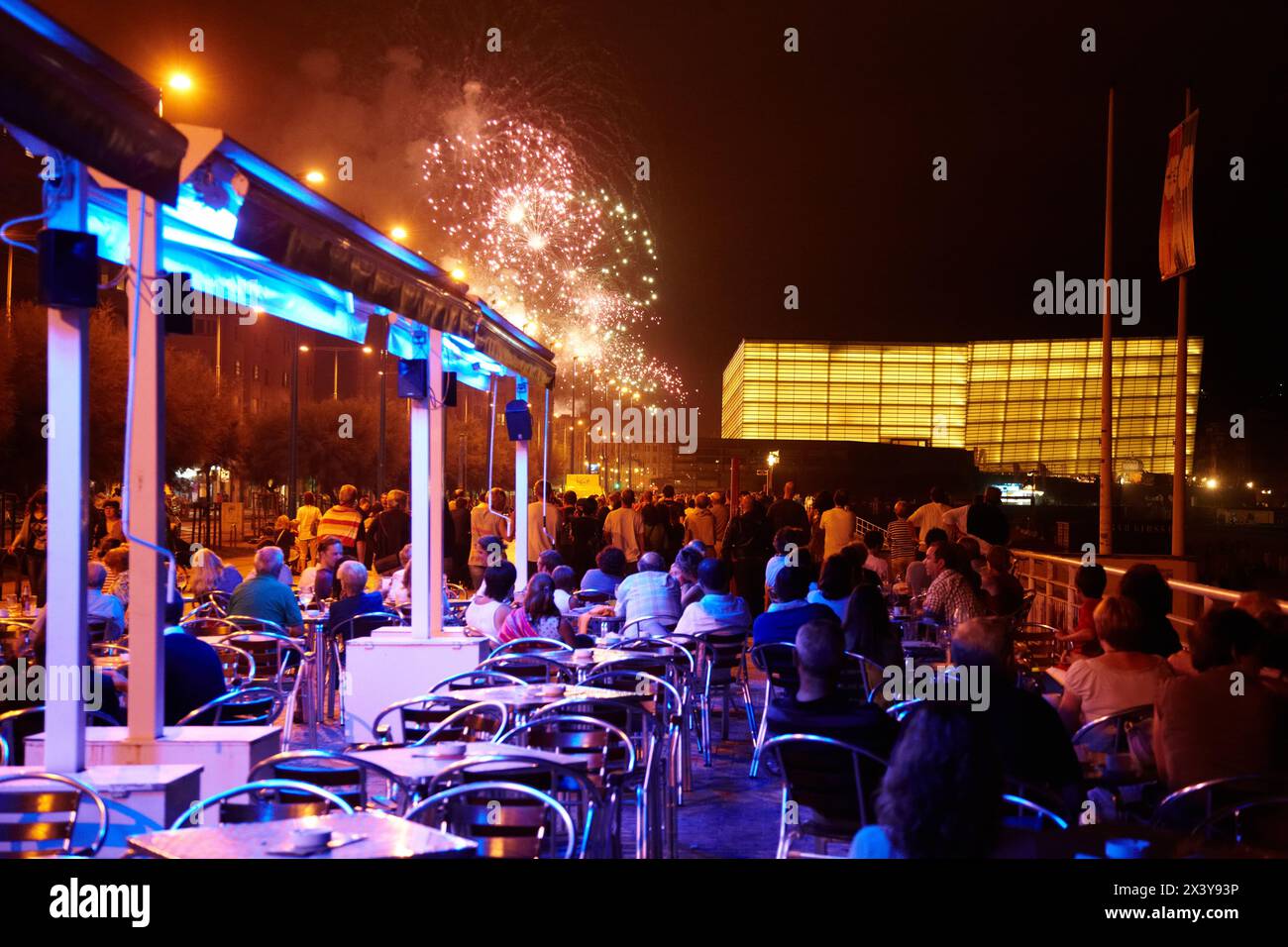 Feuerwerk, Terrassen auf Zurriola, Gebäude, Kursaal, Donostia, San Sebastian, Gipuzkoa, Baskisches Land, Spanien Stockfoto