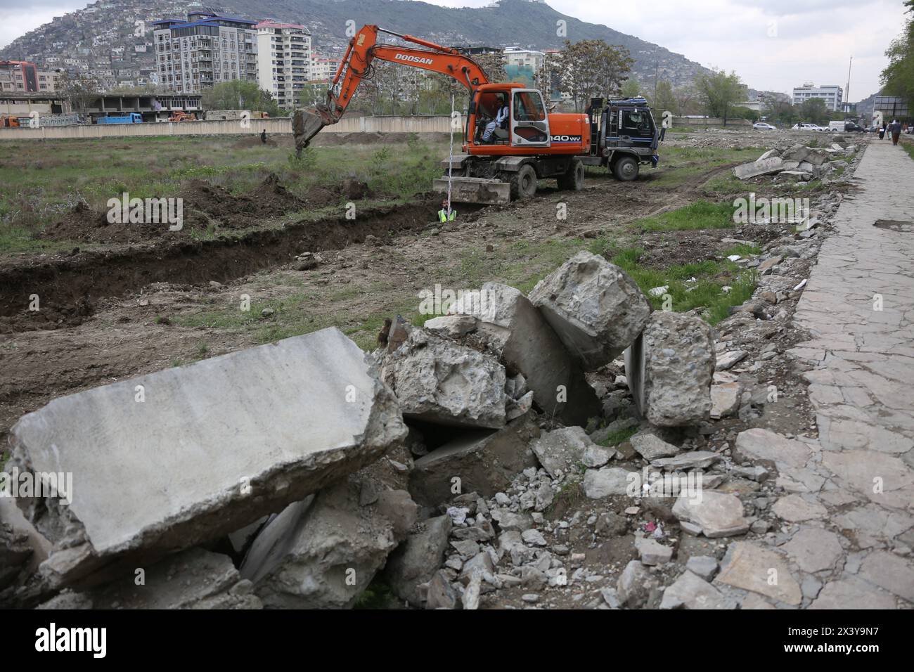 (240429) -- KABUL, 29. April 2024 (Xinhua) -- dieses Foto vom 29. April 2024 zeigt die Baustelle einer Hauptstraße in Kabul, der Hauptstadt Afghanistans. Mullah Abdul Ghani Baradar, stellvertretender Premierminister der afghanischen Regierung für Wirtschaft, hat drei wichtige Straßenprojekte in Afghanistans Hauptstadt Kabul eröffnet, berichtete die staatliche Nachrichtenagentur Bakhtar. Die Projekte, die am Samstag gestartet und von der Gemeinde Kabul durchgeführt wurden, sollen mit 950 Millionen afghanis (über 13 Millionen US-Dollar) das Verkehrschaos in der Stadt reduzieren Stockfoto