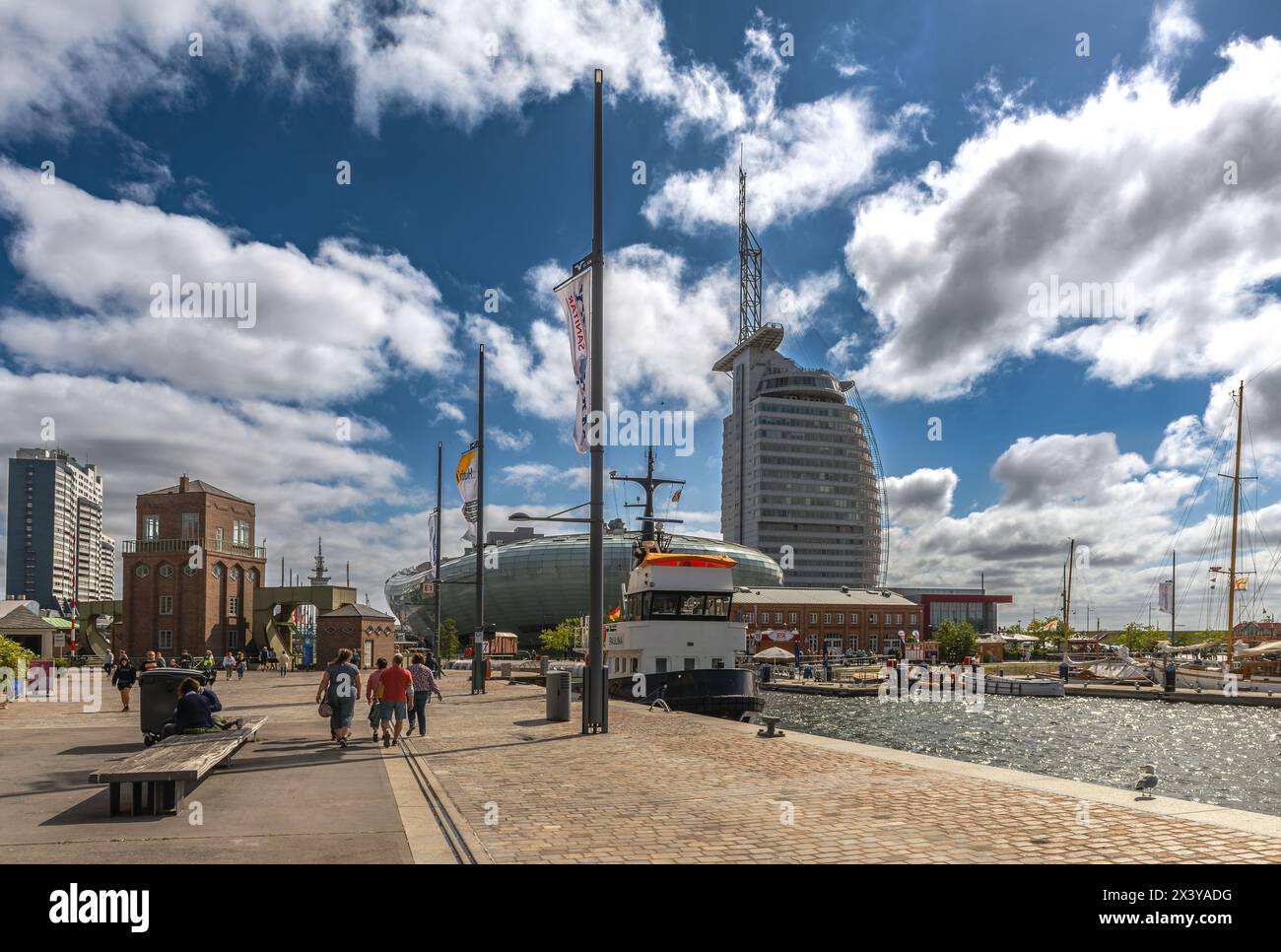 Touristen im neu gestalteten Seefahrerviertel Harbor Welts, Bremerhaven, Bremen Stockfoto