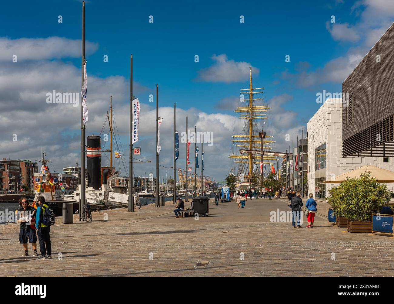 Touristen im neu gestalteten Seefahrerviertel Harbor Welts, Bremerhaven, Bremen Stockfoto