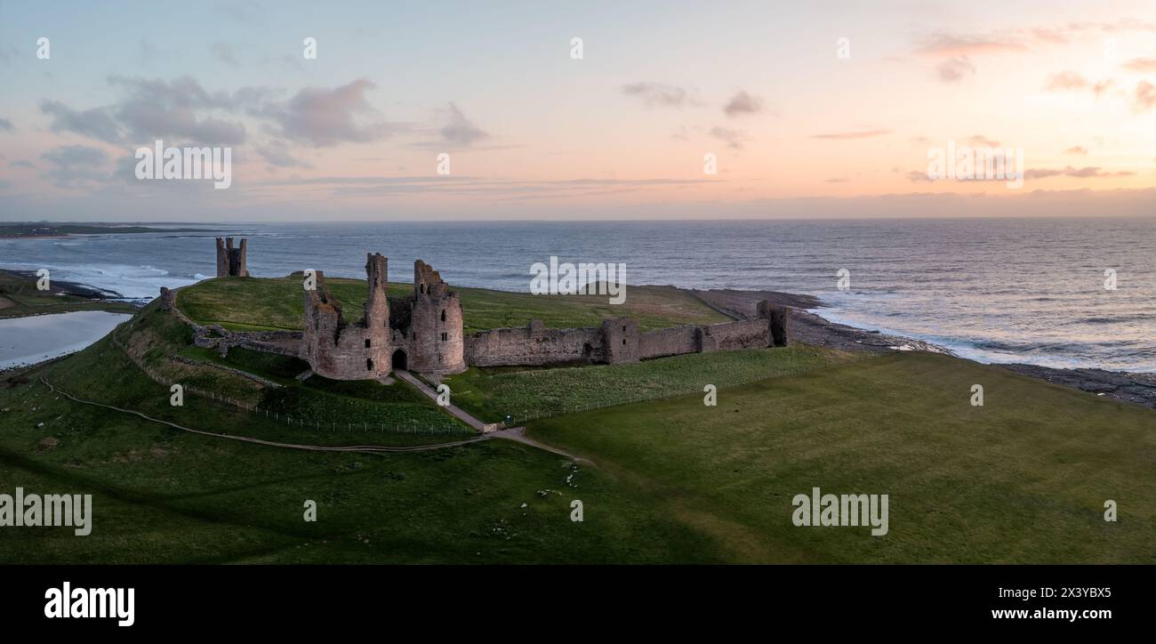 DUNSTANBURGH CASTLE, NORTHUMBERLAND, GROSSBRITANNIEN - 20. APRIL 2024. Panoramablick über die mittelalterlichen Ruinen von Dunstanburgh Castle im Norden Stockfoto
