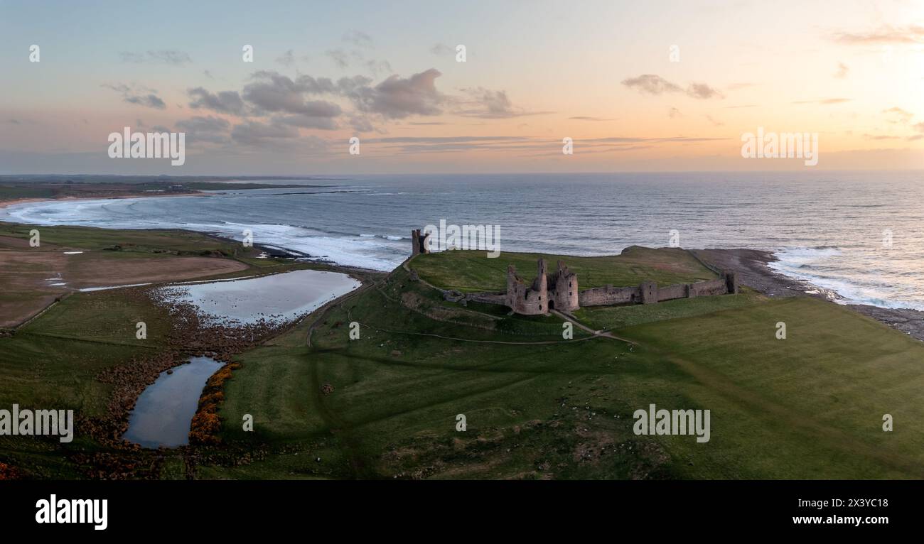 DUNSTANBURGH CASTLE, NORTHUMBERLAND, GROSSBRITANNIEN - 20. APRIL 2024. Panoramablick über die mittelalterlichen Ruinen von Dunstanburgh Castle im Norden Stockfoto