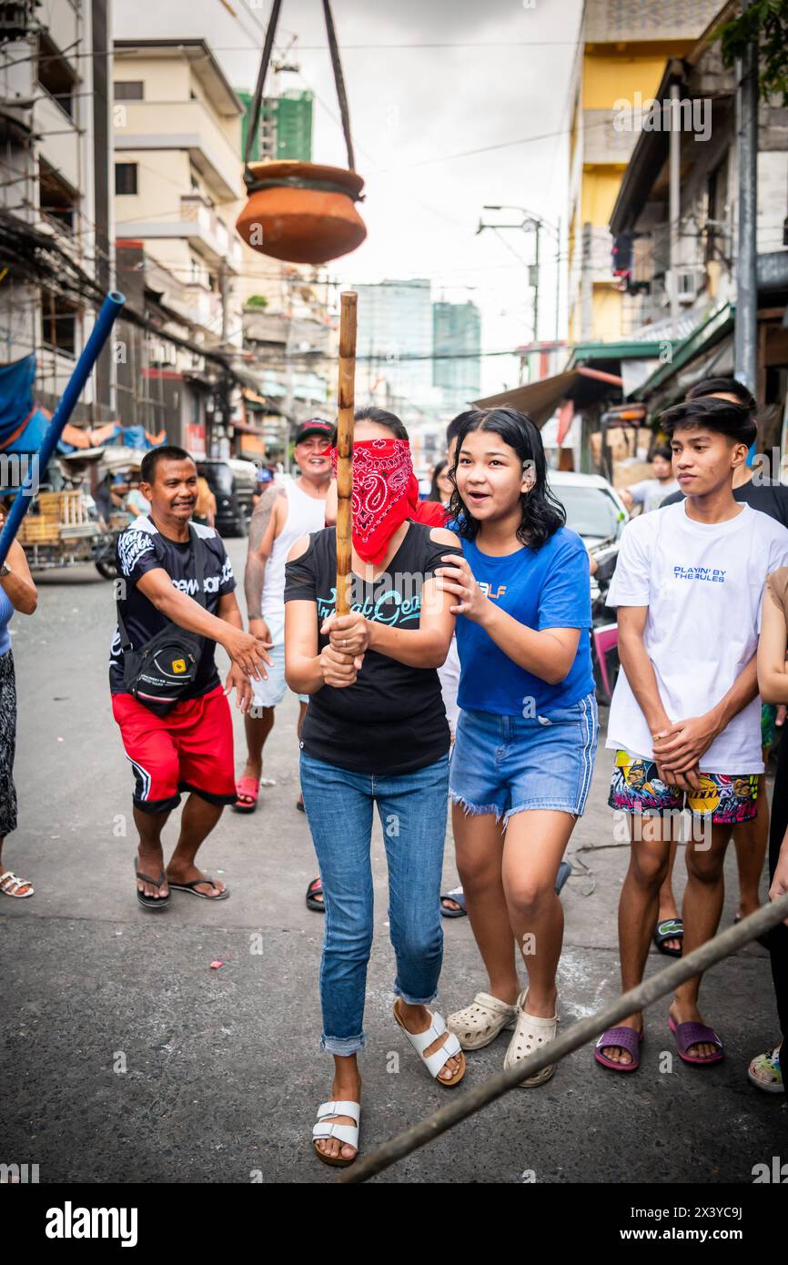 Philippinische Kinder spielen gemeinsam Straßenspiele während eines jährlichen religiösen Festes und Festivals im Tondo-Viertel. Stockfoto