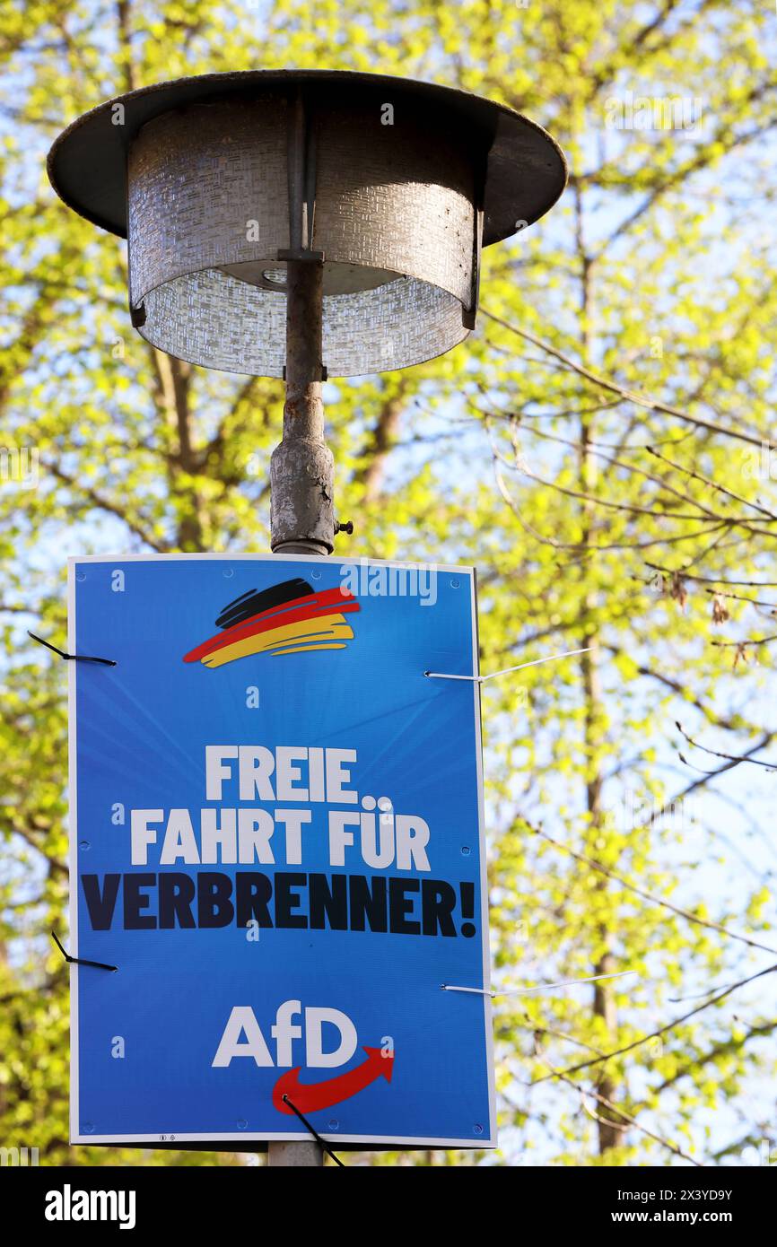 AFD-Wahlplakat- Landratswahl im Saale-Holzland-Kreis am 26. Mai 2024 - Deutschland, DE, DEU, Deutschland, Neustadt an der Orla, 27.04.2024 - FREIE FAHRT FÜR VERBRENNER - LOGO: AFD - Abbildung: Deutsche Nationalfarben Schwarz Rot Gold - Verbrenner ist eine Umschreibung für ein Pkw mit Verbrennungsmotor. Nach angedachten Plänen dürfen neue Verbrenner, die Diesel oder Benzin tanken, in Europa ab dem Jahr 2035 nicht mehr zugelassen werden. *** AfD-Wahlplakat landratswahl im Landkreis Saale Holzland am 26. Mai 2024 Deutschland, DE, Deutschland, Neustadt an der Orla, 27 04 2024 FREIE Stockfoto