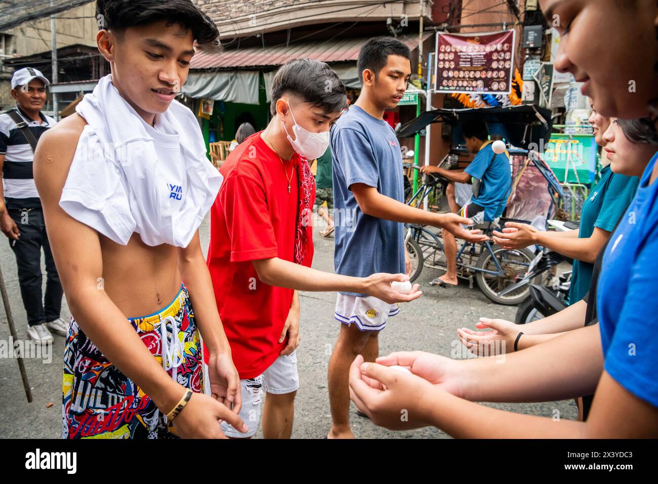 Philippinische Kinder spielen gemeinsam Straßenspiele während eines jährlichen religiösen Festes und Festivals im Tondo-Viertel. Stockfoto