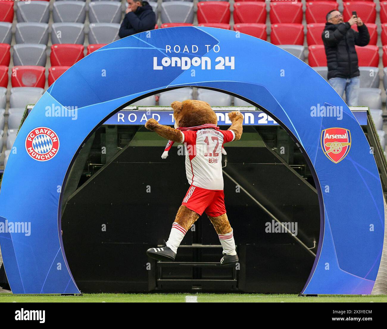 München, Deutschland. April 2024. firo : 17.04.2024, Fußball, Fußball, Champions League, Saison 2023/2024, Viertelfinale, Rückspiel, FC Bayern München - Arsenal London 1:0, Mascot Berni, FC Bayern München, Bayern, FCB, München, Einleger, Allgemein, Feature, Straße nach London, Geste, Credit: dpa/Alamy Live News Stockfoto