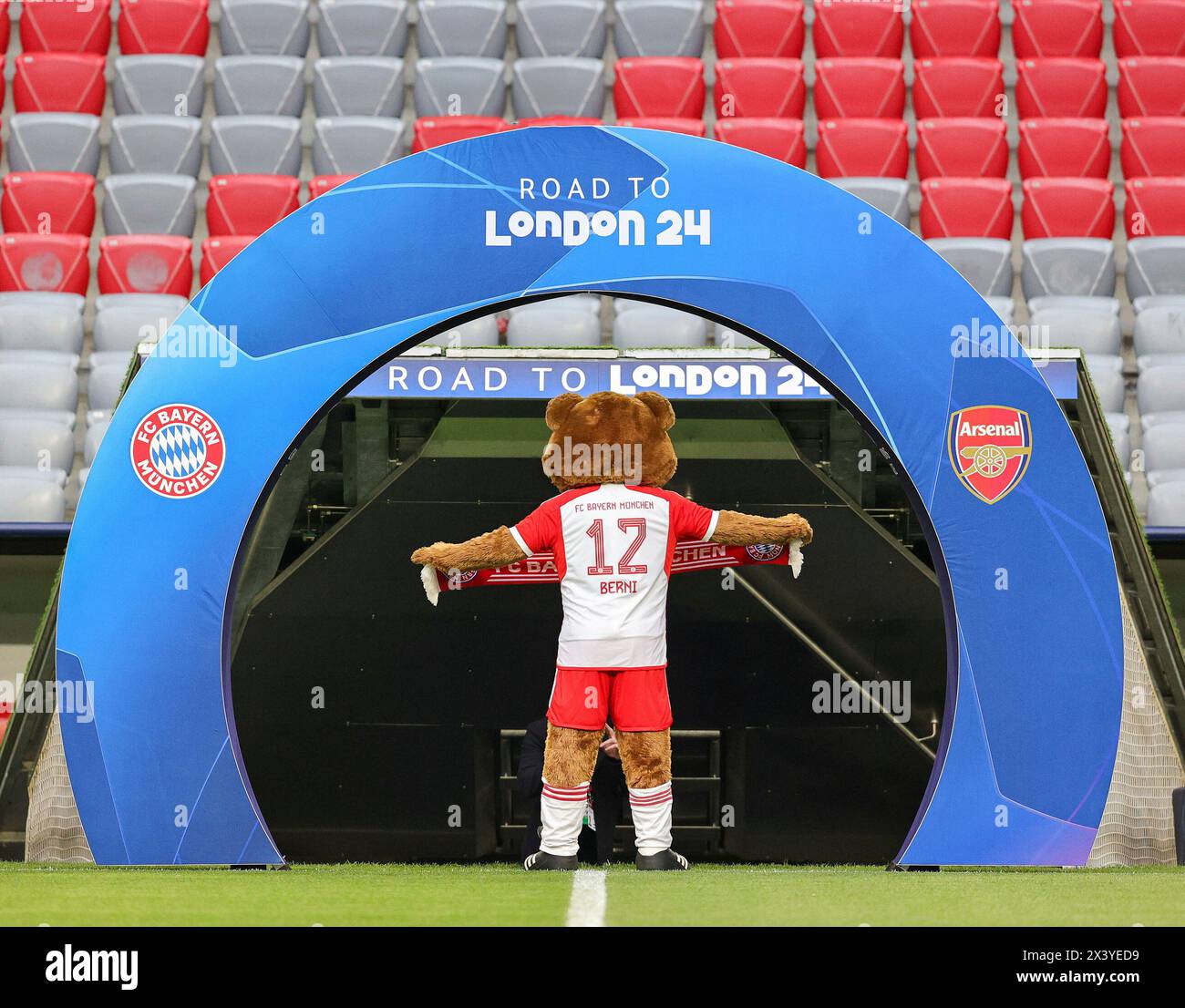 München, Deutschland. April 2024. firo : 17.04.2024, Fußball, Fußball, Champions League, Saison 2023/2024, Viertelfinale, Rückspiel, FC Bayern München - Arsenal London 1:0, Mascot Berni, FC Bayern München, Bayern, FCB, München, Einleger, Allgemein, Feature, Straße nach London, Geste, Credit: dpa/Alamy Live News Stockfoto