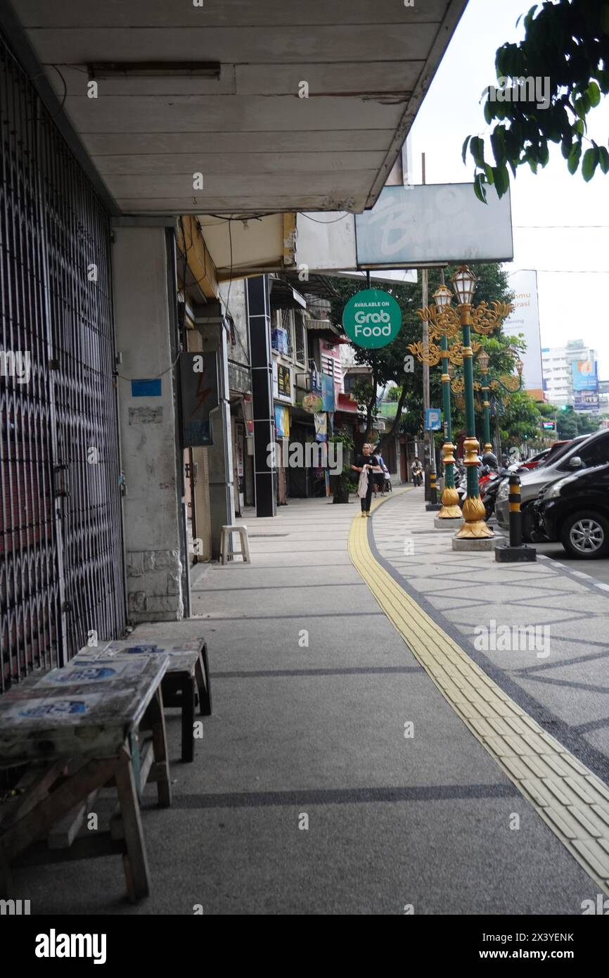 Die Atmosphäre am Straßenrand in der Kayutangan Heritage Area, Malang, ist am Nachmittag ruhig Stockfoto