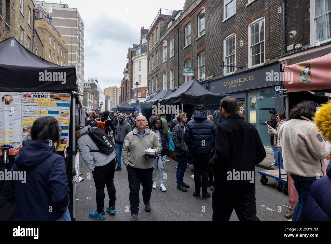 Leather Lane, eine Straße im Zentrum von London mit vielen Ständen, die täglich von 10:00 bis 14:00 Uhr Street Food anbieten. Stockfoto