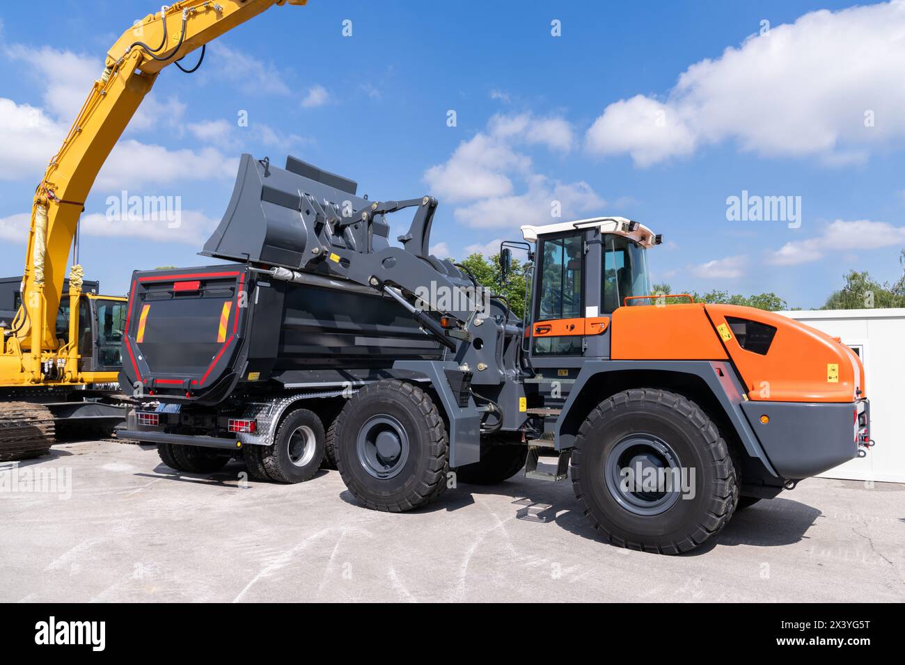 Schwere Baumaschinen während einer Arbeit Stockfoto