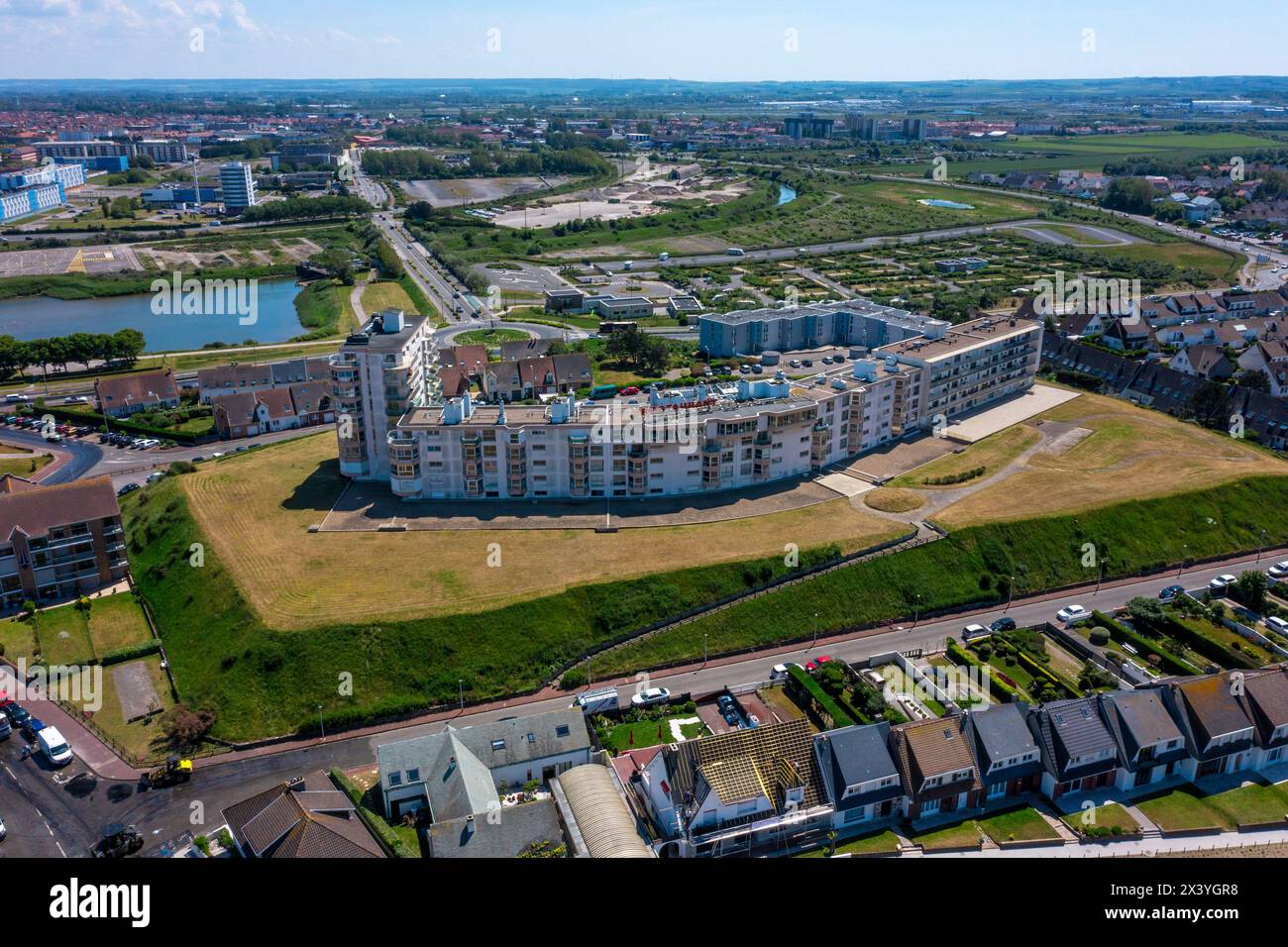 Frankreich, Hauts de France, Pas de Calais. Calais, Gebäude auf dem Hügel Stockfoto