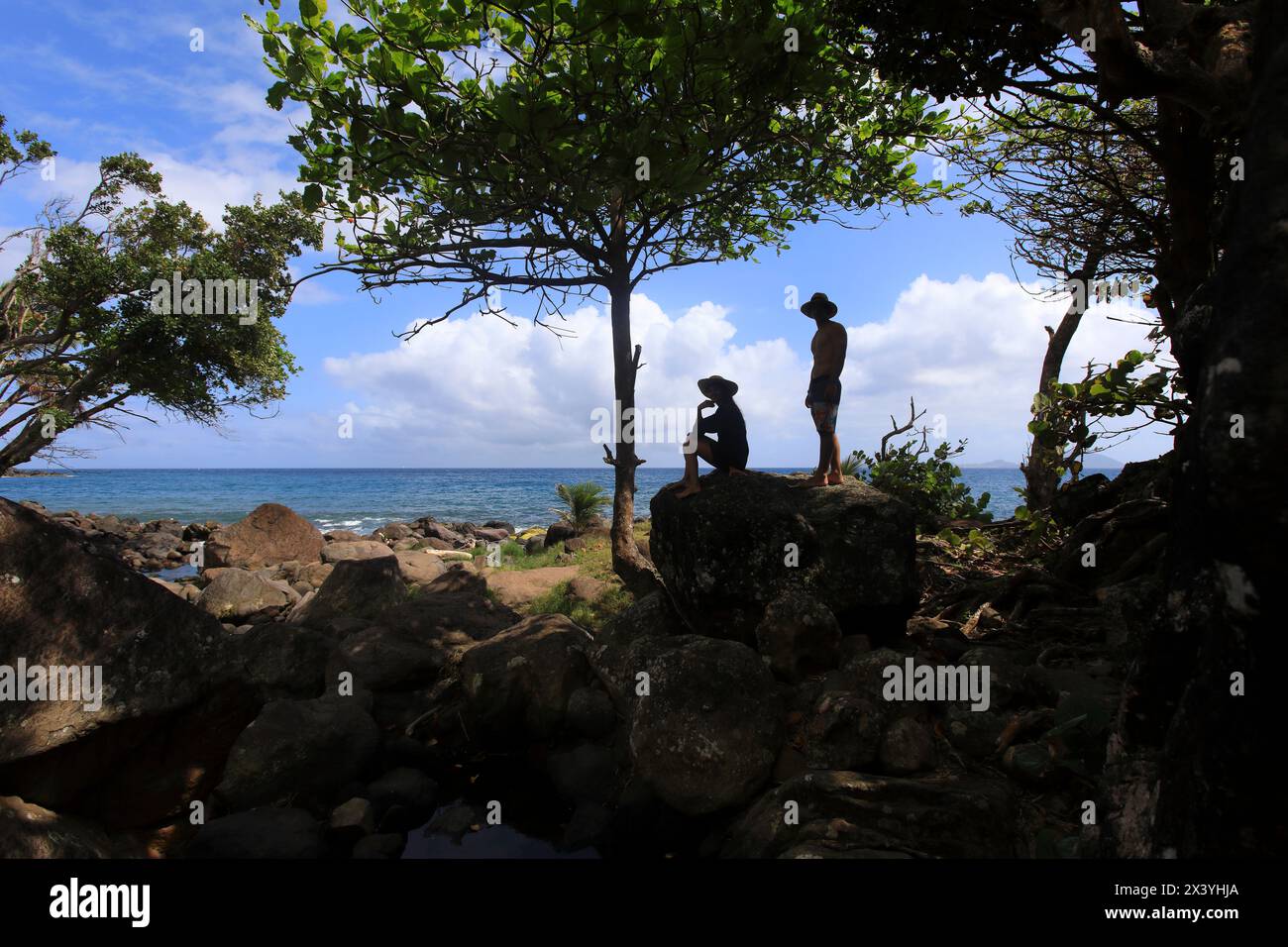 Frankreich, Französische Antillen, Guadeloupe. Paar am Meer Stockfoto