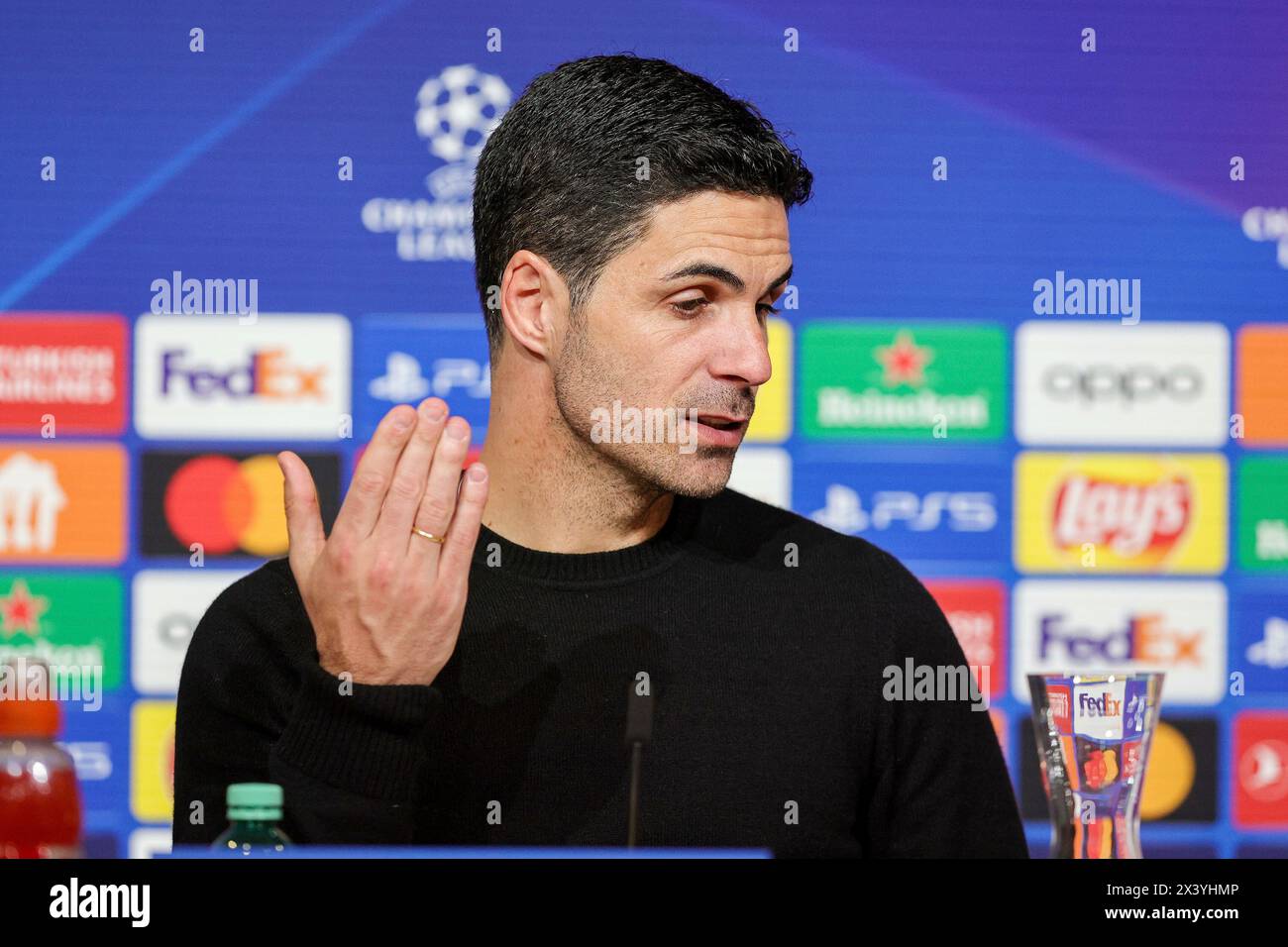 München, Deutschland. April 2024. firo : 17.04.2024, Fußball, Champions League, Saison 2023/2024, Viertelfinale, Rückspiel, FC Bayern München - Arsenal London, Trainer Mikel Arteta, Arsenal London, London, Arsenal, Halbfigur, Geste, PK, Pressekonferenz, Credit: dpa/Alamy Live News Stockfoto