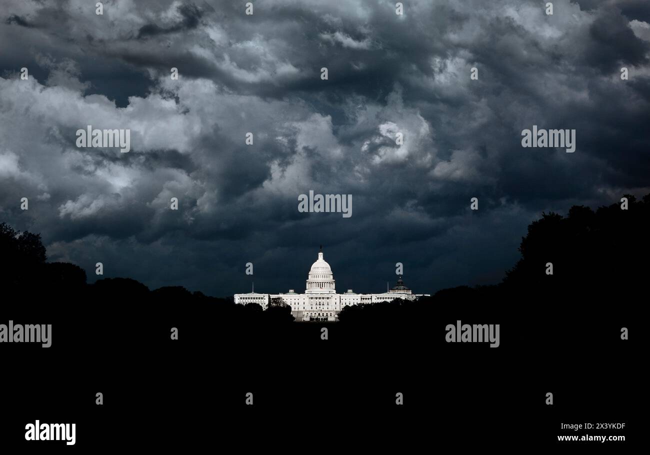 Dunkel und bedrohlich aussehende Sturmwolken wirbeln um das US Capitol Building in Washington, DC. Ein Sonnenstrahl beleuchtet das Gebäude durch die Dunkelheit Stockfoto