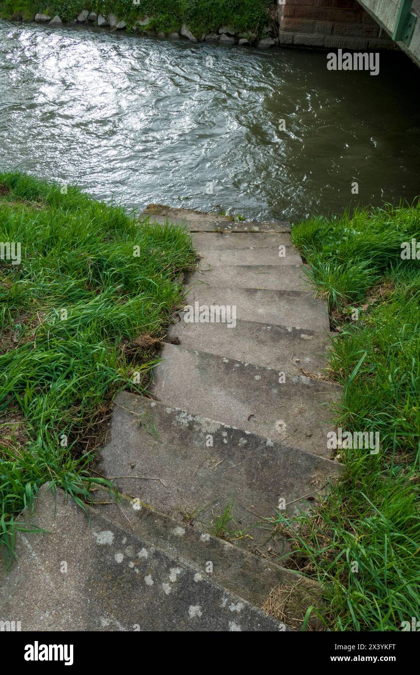 Der Sandbach bei Weitenung, Bühl Baden schlängelt sich durch die Aue Stockfoto