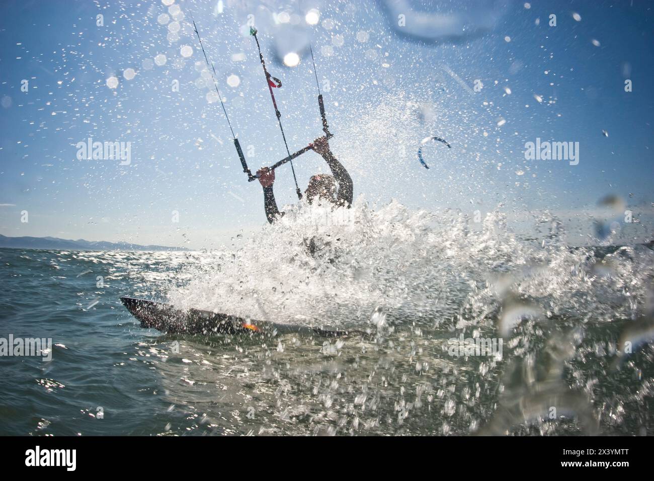 Ein mittelgroßer Mann kitesurft in Homer, Alaska. Stockfoto