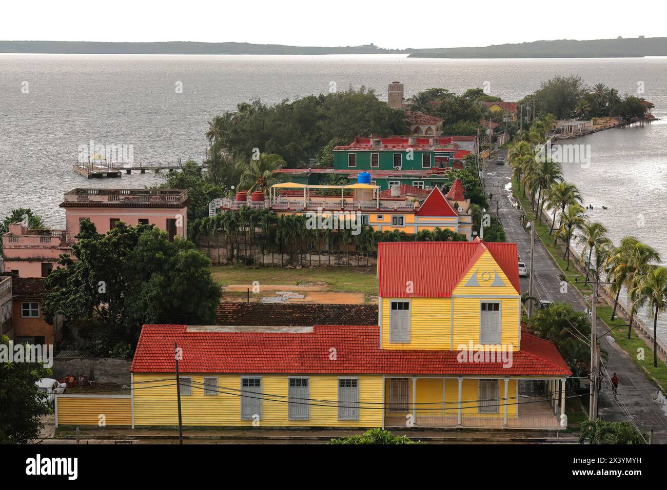 205 Gebäude an der Calle 35 Street entlang des südlichsten Punktes der Punta Gorda Peninsula, die in die Jagua Bay mündet. Cienfuegos-Kuba. Stockfoto