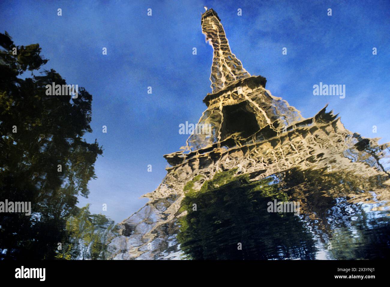 Der Eiffelturm in Paris, Frankreich, spiegelt sich in einem Wasserbecken, das von einem Regensturm zurückgelassen wurde. Stockfoto