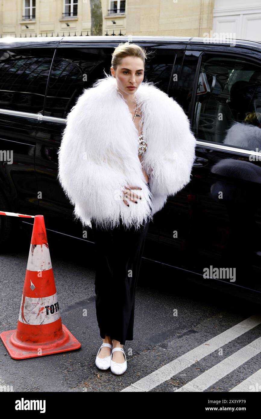 Masha Kavytska - Street Style vor Courrèges - Paris Fashion Week - Carreau du Temple - Paris - Frankreich Stockfoto