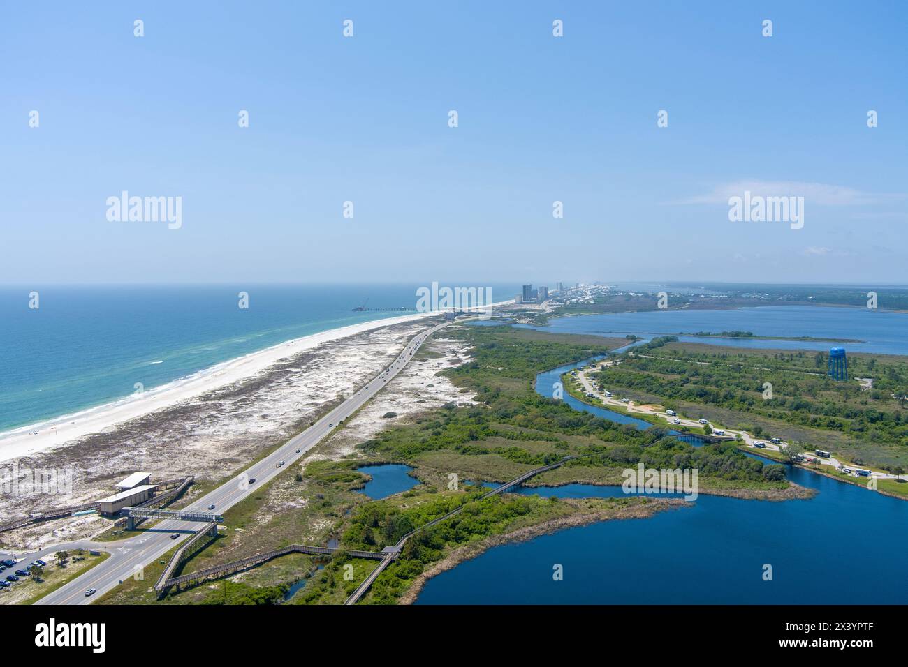 Blick aus der Vogelperspektive auf den Strand und den Gulf State Park Stockfoto
