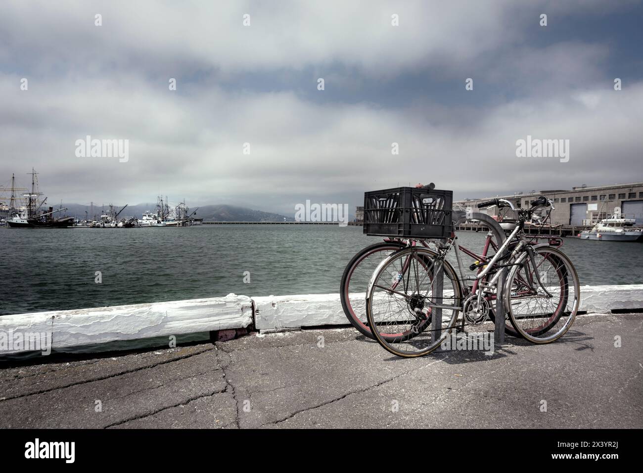 Vélos sur le quai au bord de la mer Stockfoto