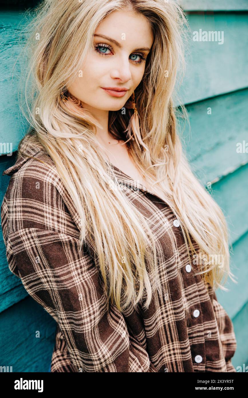 Porträt eines schönen Teenagermädchens mit langen blonden Haaren und blauen Augen Stockfoto