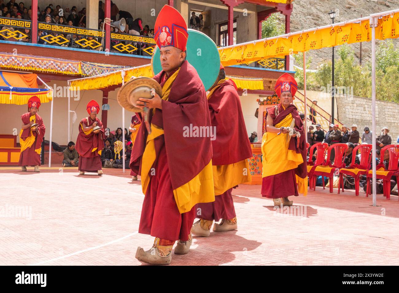 Mönche und ihre Dungchen Tibetische Hörner, Takthok Tsechu Festival, Sakti, Ladakh, Indien Stockfoto