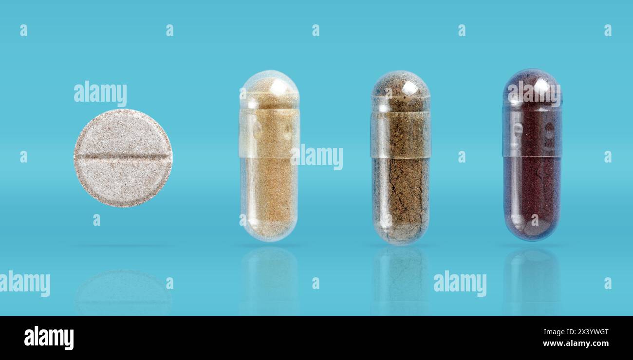 Biologisch aktive Zusatzstoffe. Tablette und Kapseln mit Gelatineschale auf blauem Hintergrund mit Schatten und Kopierraum. Stockfoto