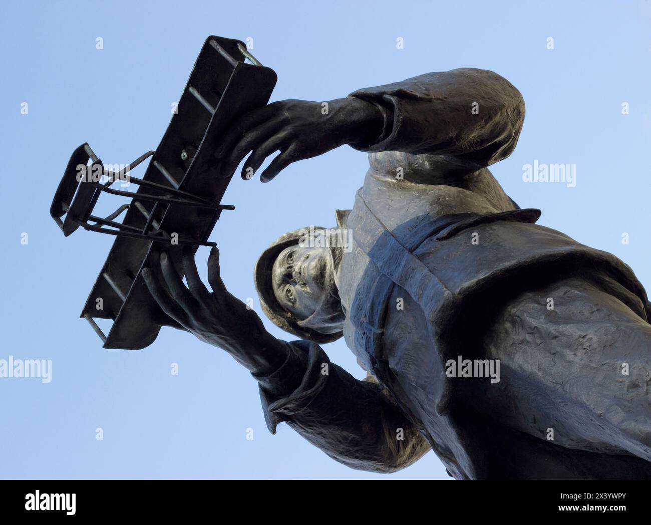 Gedenkstatue für den Luftfahrtpionier Charles Stewart Rolls vor der Shire Hall auf dem Agincourt Square, Monmouth, ein Gebäude, das unter Denkmalschutz des Grades II* steht. Stockfoto