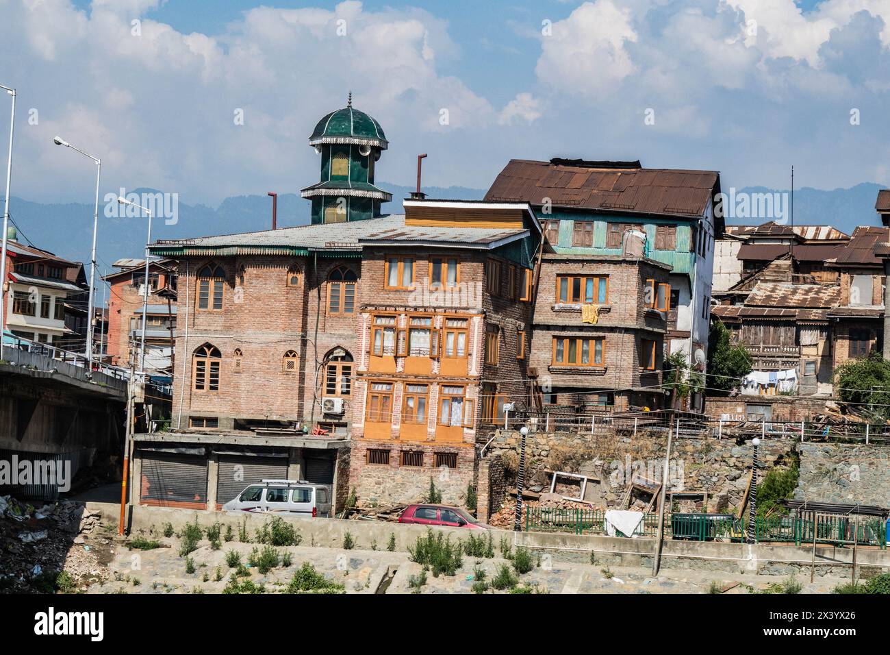 Zerbröckelnde alte Häuser am Jhelum River, Srinagar, Kaschmir, Indien Stockfoto