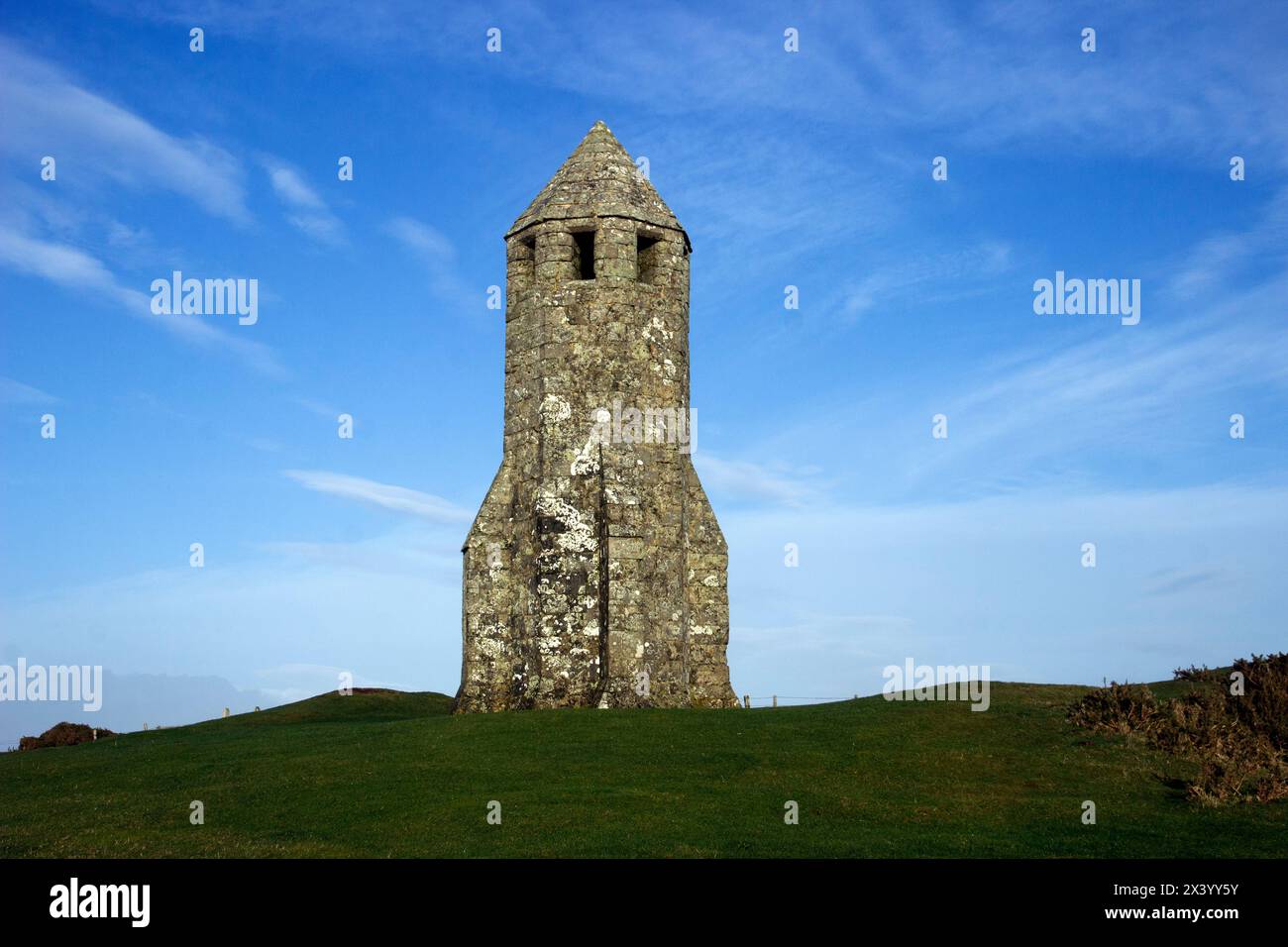 Der mittelalterliche achteckige Turm ist alles, was von St. Katharina’s Oratorium aus dem Jahr 1328 übrig geblieben ist, das offenbar als Leuchtturm auf einem hohen Punkt der Insel genutzt wurde Stockfoto