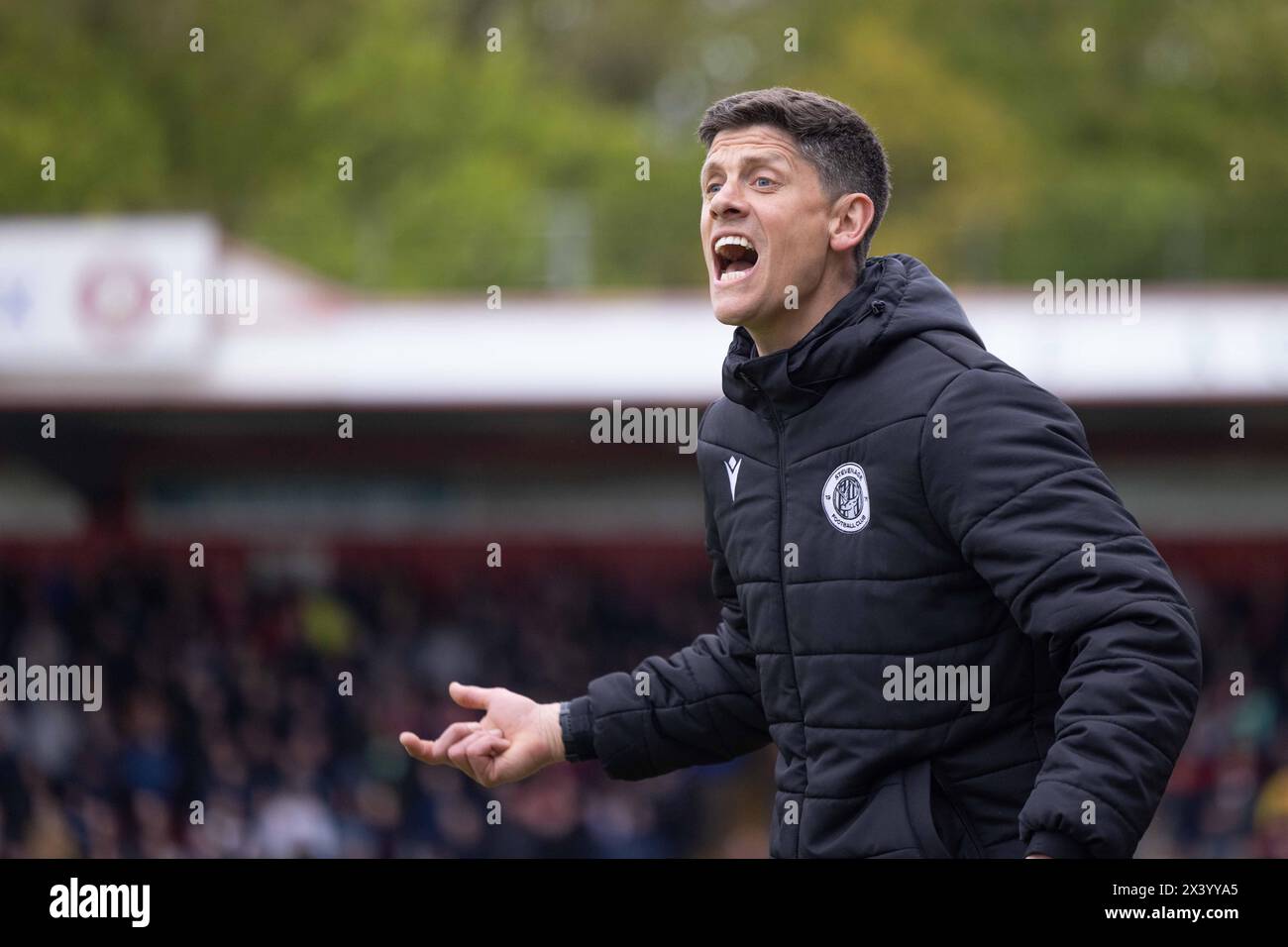 Alex Revell stand während des Spiels als Interimsleiter/Manager im Stevenage Football Club auf dem Spielfeld Stockfoto