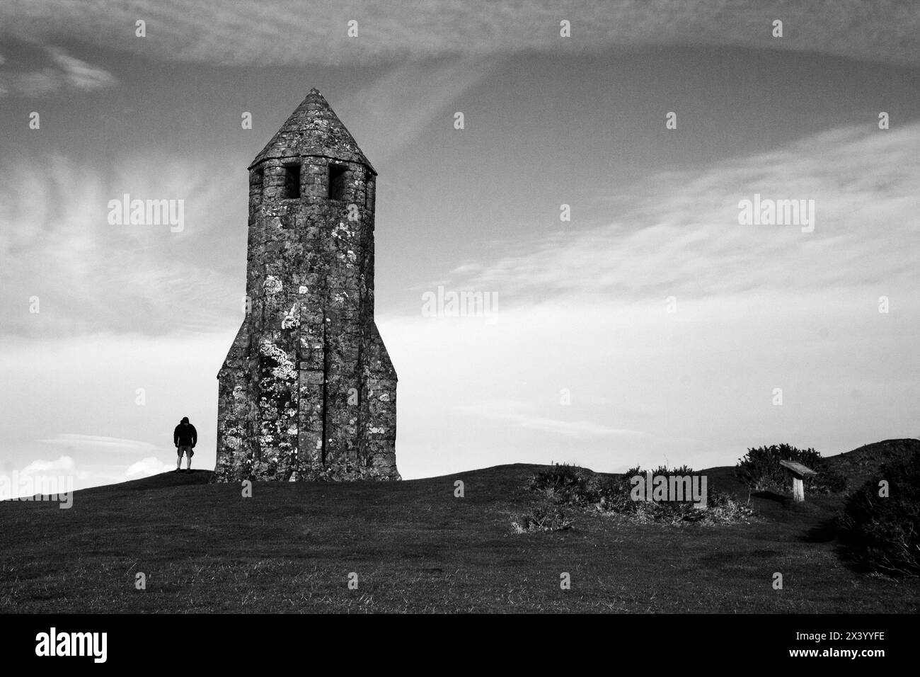 Der mittelalterliche achteckige Turm ist alles, was von St. Katharina’s Oratorium aus dem Jahr 1328 übrig geblieben ist, das offenbar als Leuchtturm auf einem hohen Punkt der Insel genutzt wurde Stockfoto
