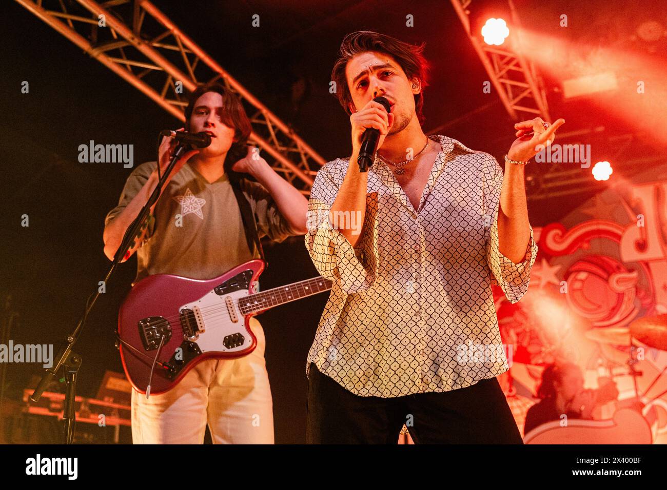 Mailand, Italien. März 2024. Kris Guštin (L) und Bojan Cvjetićanin (R) von der slowenischen Indie-Rock-Band Joker Out treten am 27. März 2024 live im Circolo Magnolia in Mailand auf Stockfoto