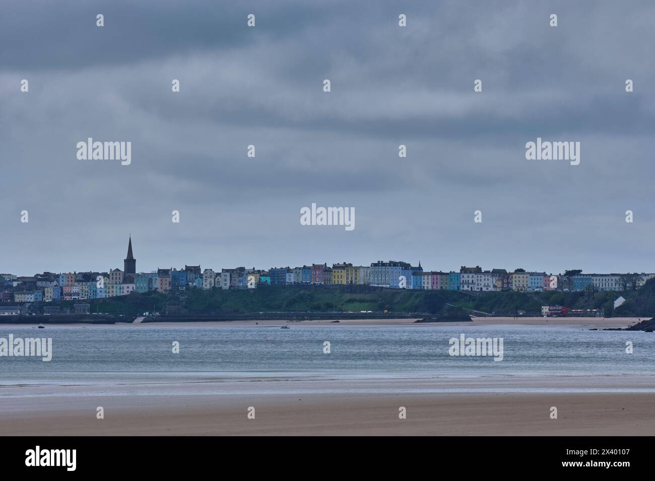 Tenby, von Monkstone Point aus gesehen, in der Nähe von Saundersfoot, Pembrokeshire, Wales Stockfoto