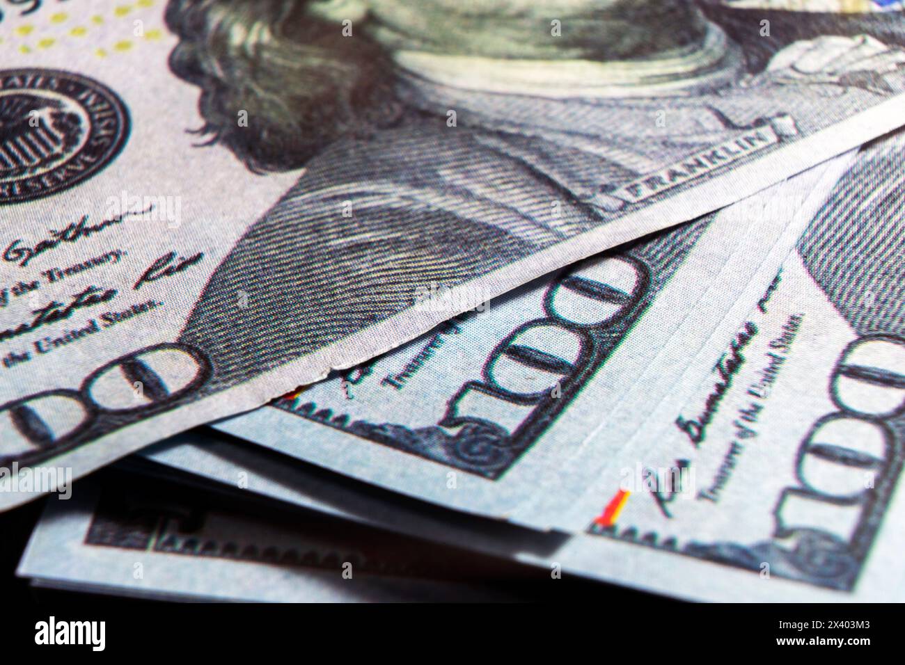 100 US-Dollar Nahaufnahme, amerikanisches echtes Bargeld mit einem Nennwert von 100 Dollar. Stockfoto