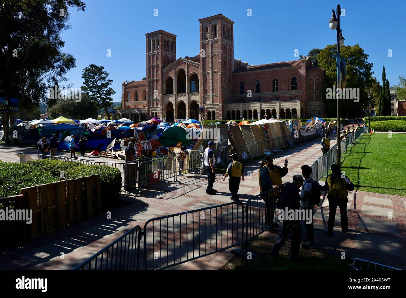 (240429) -- LOS ANGELES, 29. April 2024 (Xinhua) -- auf diesem Foto, das am 28. April 2024 aufgenommen wurde, ist das pro-palästinensische Lager auf dem Schulcampus geschlossen und alle Eingänge zu diesem Gebiet sind an der University of California, Los Angeles (UCLA) in Kalifornien, USA, blockiert. Von der Ostküste bis zum Westen zeigten die Demonstranten der US-Studenten, die sich mit den Palästinensern solidarisch zeigten, keinerlei Anzeichen für eine Nachlässigkeit. Mehr als 270 Menschen wurden am Wochenende verhaftet, trotz Warnungen vor Disziplinarmaßnahmen und sogar strafrechtlichen Vorwürfen. Pro-palästinensische Proteste treiben die Universitätscampus in den Vereinigten Staaten weiter Stockfoto