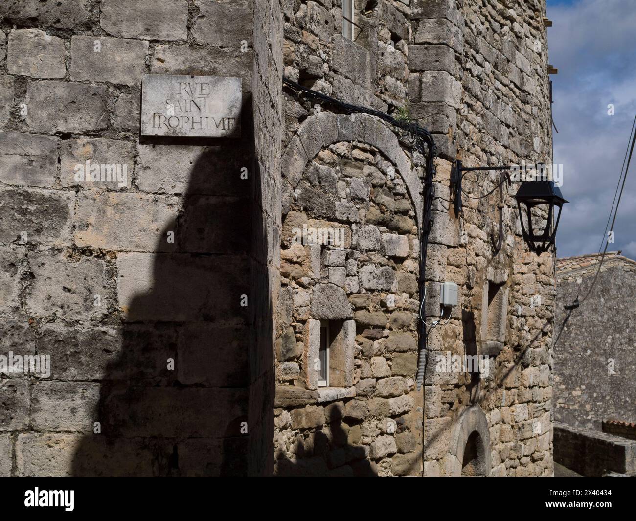 Rue Saint-Trophime und Architektur in Lacoste, Provence, Frankreich Stockfoto