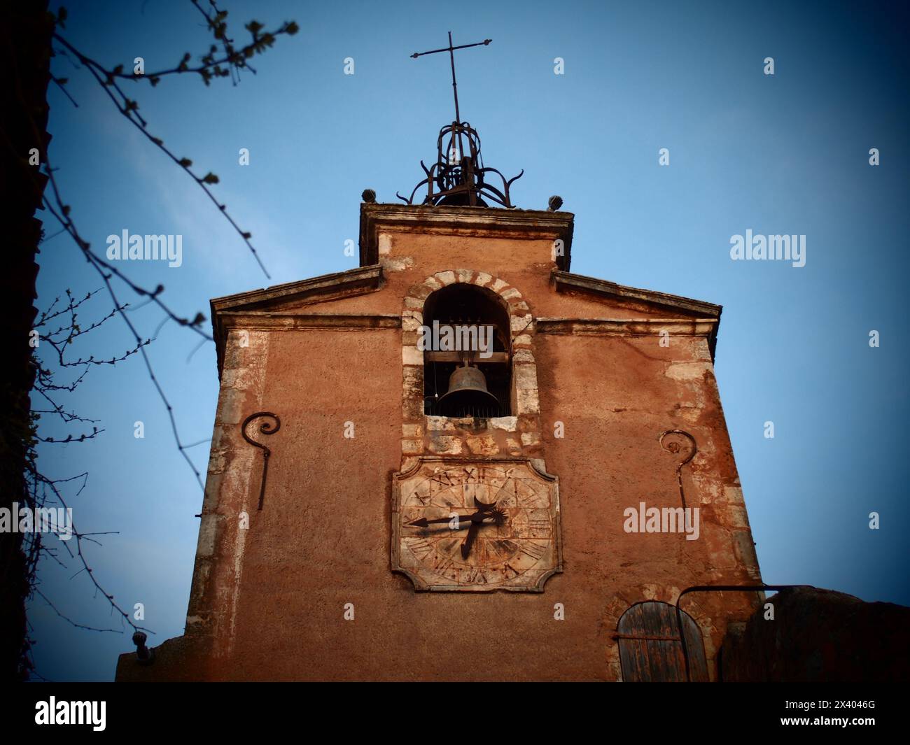 Ockerfarbene Glockenturm in Roussillon, Provence, Frankreich Stockfoto