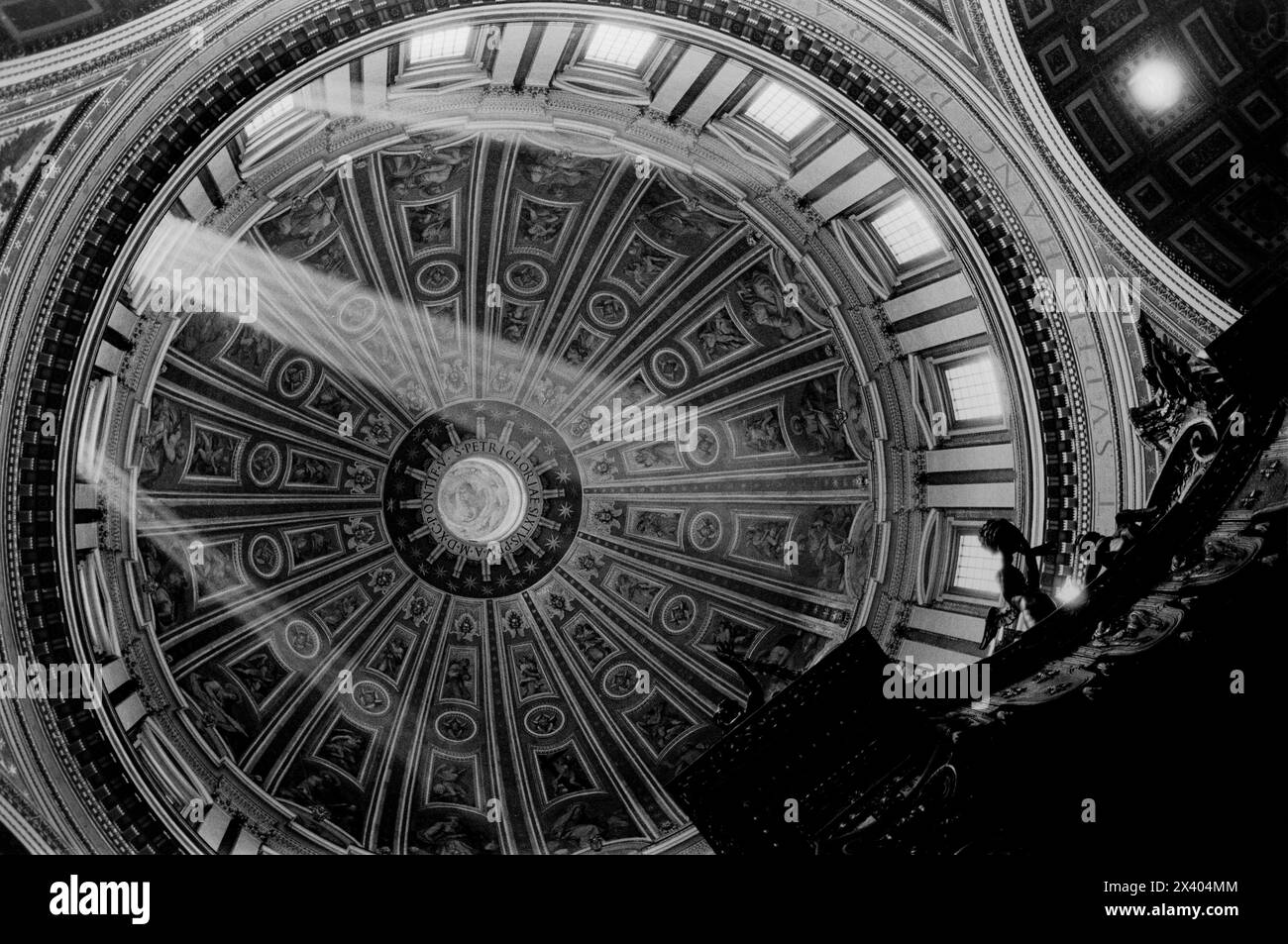 Rom Italien 1983 Dom des Petersdoms die päpstliche Basilika St. Peter im Vatikan (italienisch: Basilika Papale di San Pietro im Vatikan) oder einfach Petersdom (lateinisch: Basilica Sancti Petri) ist eine Kirche der italienischen Hochrenaissance im Vatikan Stockfoto