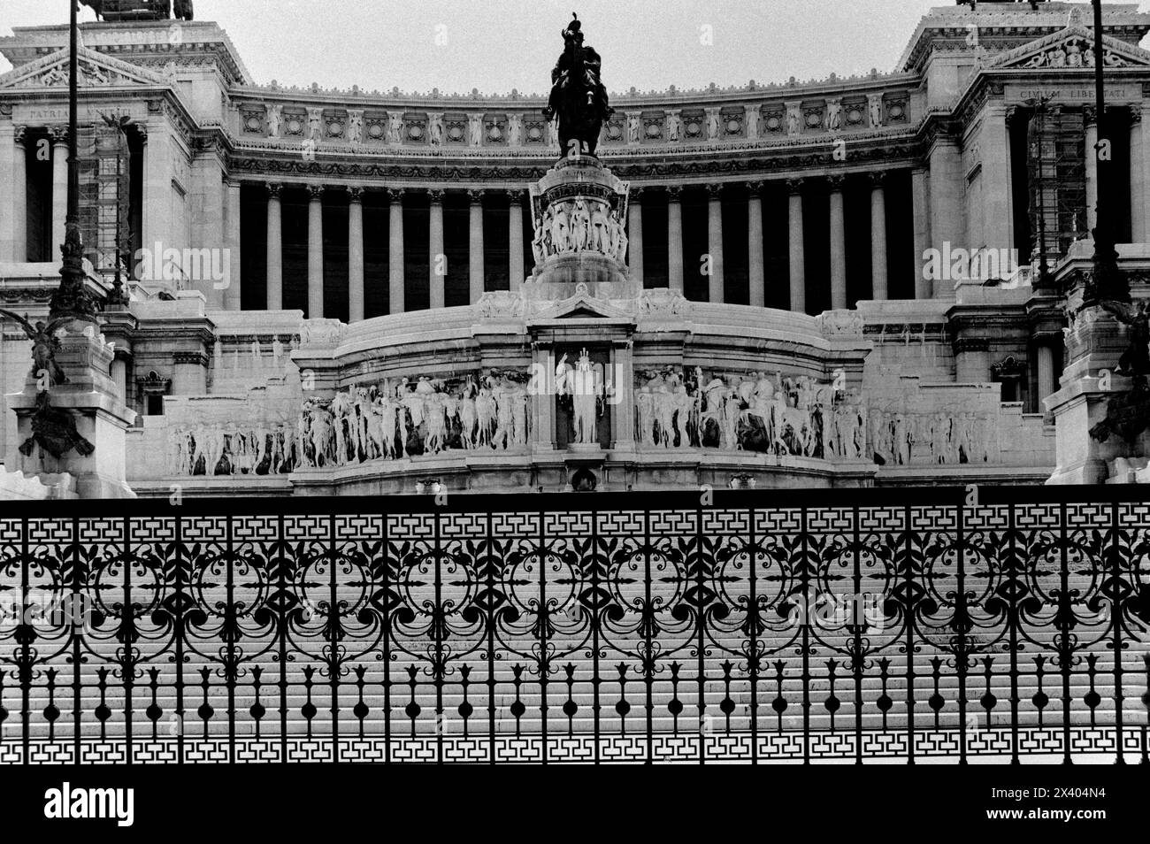 Rome Italy 1983 Victor-Emmanuel-Nationaldenkmal das Victor-Emmanuel-II-Nationaldenkmal (italienisch: Monumento Nazionale a Vittorio Emanuele II), auch als Vittoriano oder Altare della Patria („Altar des Vaterlandes“) bekannt, ist ein großes Nationaldenkmal, das zwischen 1885 und 1935 zu Ehren von Victor Emmanuel II. Erbaut wurde. der erste König eines Vereinigten Italiens in Rom, Italien.[2] es befindet sich zwischen der Piazza Venezia und dem Kapitolshügel. Das Denkmal wurde von Giuseppe Sacconi realisiert. Stockfoto