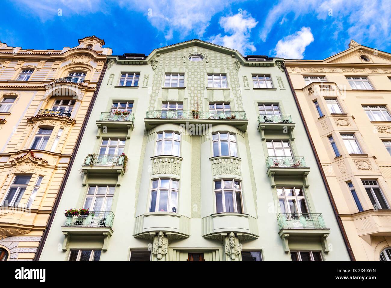 Fassade eines pastellgrünen Mieterhauses aus dem Jahr 1908 in der Brehova-Straße im Jüdischen Viertel, Prag, Tschechische Republik Stockfoto
